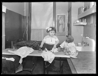 電気アイロンの使用を示す正体不明の少女、c.1913-14