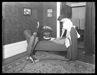 Apex掃除機の室内装飾アタッチメントの使用を示す身元不明の女性、c.1913-14