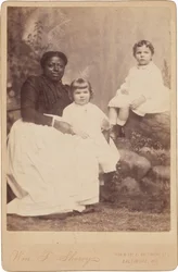 女性と子供の肖像,c.1890年（写真）