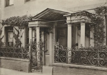 ドーセット州ウィンボーンのドアウェイ、アーチ型ポーチ（モノクロ写真