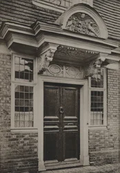 サセックス州、バーウォッシュのドアウェイ（モノクロ写真