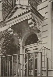 チェスター、ローワー・ブリッジ・ストリートのドアウェイ（モノクロ写真