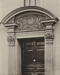 メイドストーン、ケント州、プディング・レーンのドアウェイ（モノクロ写真） (Doorway, Pudding Lane, Maidstone, Kent)
