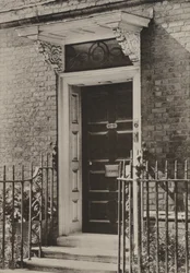 サセックス州ライのドアウェイ（モノクロ写真