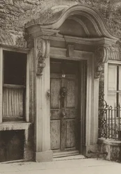 ノーサンツ州スタンフォードのドアウェイ（モノクロ写真