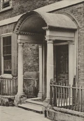 The Close, Salisbury, Wiltsのドアウェイ（モノクロ写真