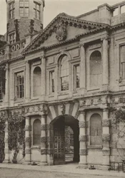 ドアウェイ、ザ・ゲートウェイ、キャッスル・アシュビー、ノーサンツ（モノクロ写真