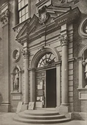 ウスターのギルドホールのドアウェイ（モノクロ写真