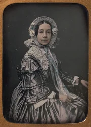 1854年から1860年にかけて、装飾品を着た中年女性の着席。