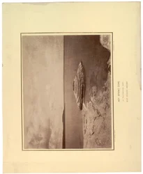 イエローストーン湖の温泉コーン、1871年（セピア写真）