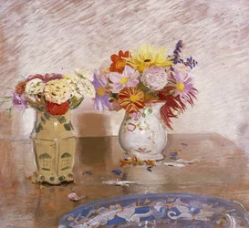 2 つの花瓶と青い皿