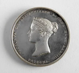 1884年12月10日、ジョージ・フランプトン氏にR.A.メダルを授与（金属製フィギュアの最優秀モデルに対して