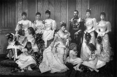 ヨークの公爵夫人とブライドメイド、1893年。