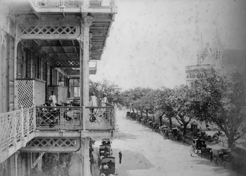 ボンベイ：ワトソンズホテルのフロント、1870年代