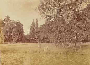 [カントリーハウスの近くの池］