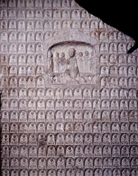 中国美術：千仏像の碑。周王朝（周）の時代。紀元前11～3世紀。上海上海博物館