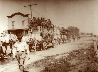 サーカスが町にやってくる、1905年頃（写真）