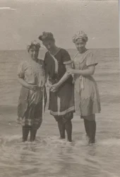 部分、海水浴客の一団、ウルガット、1911年9月