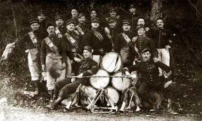 14-18 年の第一次世界大戦中のフランス第 122 歩兵連隊のファンファーレ (白黒写真)