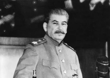 日本を侵略国と決めつける演説をするジョセフ・スターリン（1945年初頭）。