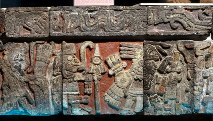 テンプロ・マヨールのベンチに置かれた低レリーフ、後期古典期、1500年頃（石材に塗装スタッコを施したもの