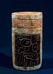 マヤの葬祭用容器 グアテマラ、ペテン、ティカル出土 古典期、西暦300～900年頃（陶製