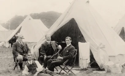 テントの外でくつろぐ男性 1908年頃（写真）