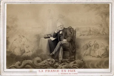 パリ・コミューン：「平和なフランス」と書かれたルイ・アドルフ・ティエール（1797-1877）の肖像画、コミューンのシンボルである龍の上に座っている。