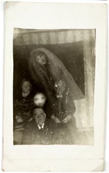 超常現象：3人の老人の肖像画、背後に現れる女性の霊、1920年頃 写真提供：ウィリアム・ホープ（1863-1933