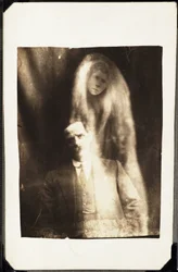 超常現象：男性の肖像とその背後に現れる妻の霊 1920年頃 撮影：ウィリアム・ホープ（1863-1933