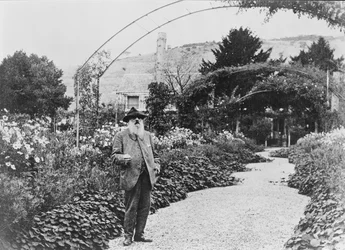 ジヴェルニーの庭にあるクロードモネ（1840〜1926年）、1925年