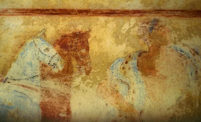 馬と男性像の葬列、フレスコ画、細部、イタリア、ラツィオ州タルキニアのネクロポリス「青鬼の墓」（2004年ユネスコ世界遺産登録）。エトルリア文明、紀元前5世紀（写真